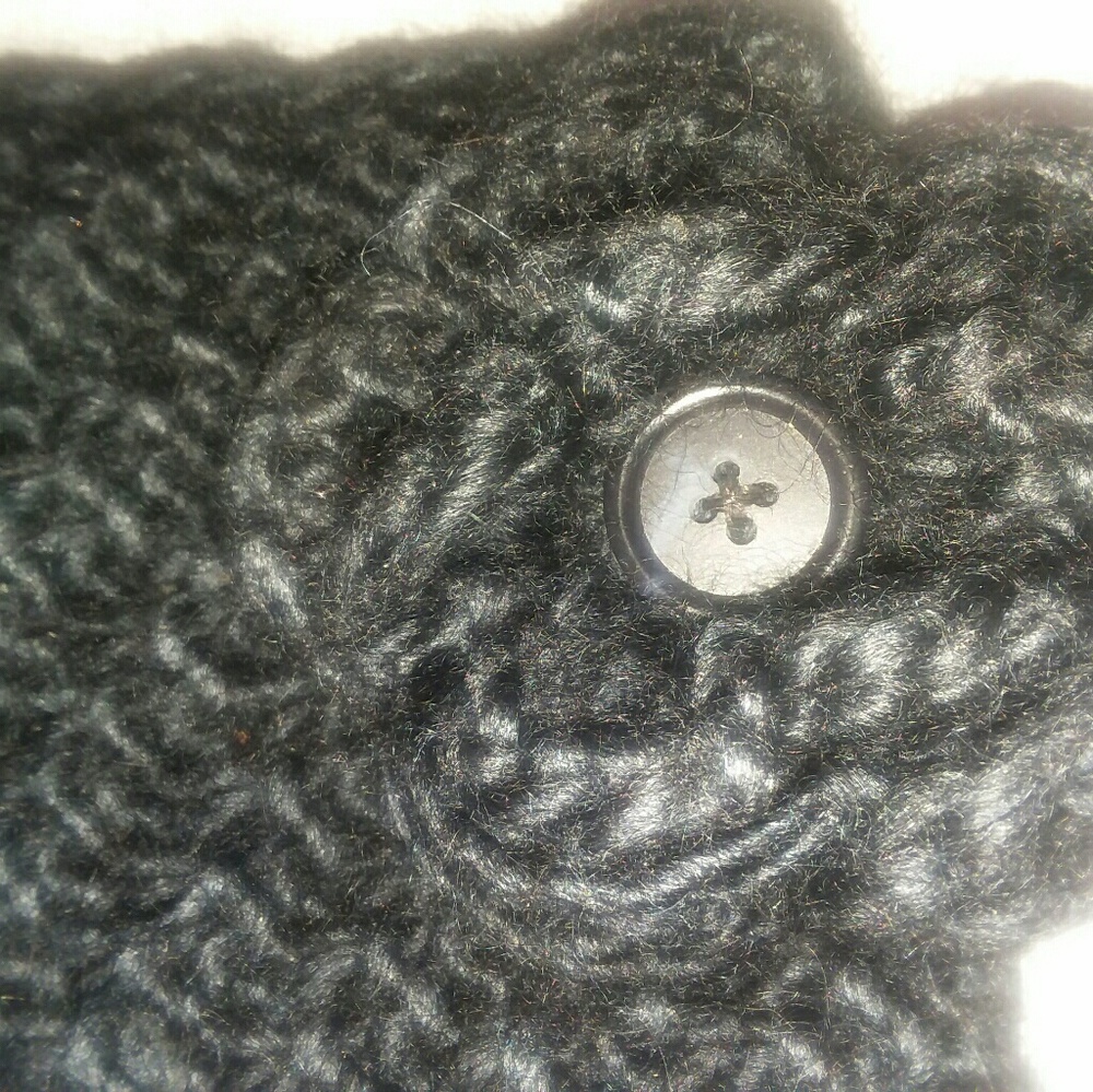 Charming earwarmer w/flower motive - handknit